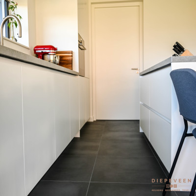 Moderne witte keuken met hout