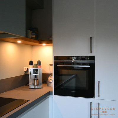 Moderne witte keuken