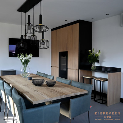 Aan de andere kant van de keuken vind je deze kastenwand en nog ruimte om s'avonds een drankje te doen