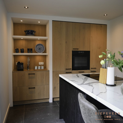 Moderne keuken met kookeiland