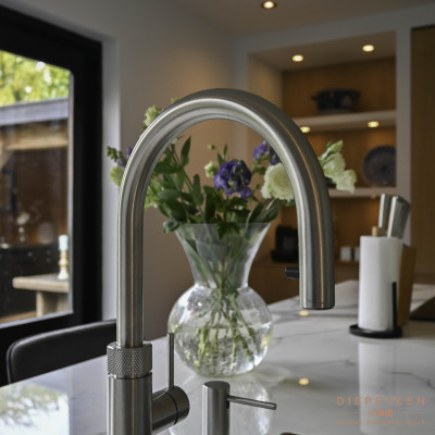 Moderne keuken met kookeiland