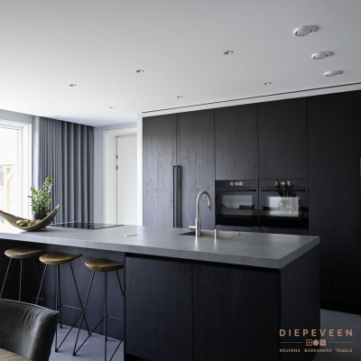 Genoeg opbergruimte door de kastenwand en het kookeiland