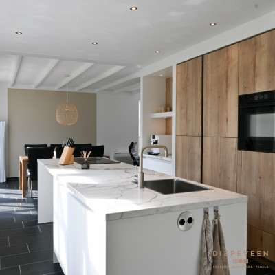 In deze keuken is er ook goed gekeken naar de doorloop. Zo is er ruimte om het gehele eiland om te lopen