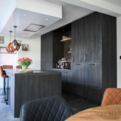 Landelijke kastenwand met ruimte voor de spoelbak en koffieapparaat en een eiland