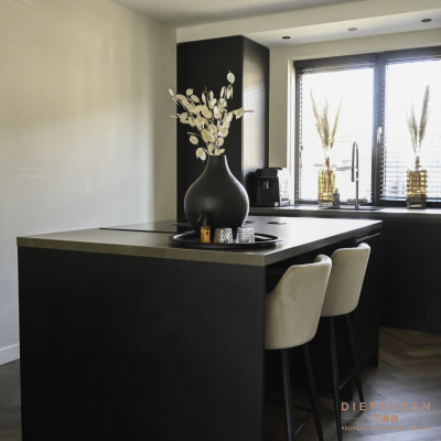 Genieten van een drankje aan het ruime eiland