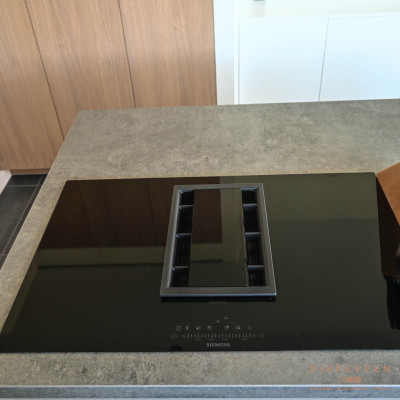 Moderne witte keuken met hout