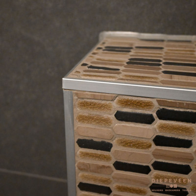 Het toilet is afgewerkt met warme tegeltjes