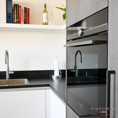 De witte plank boven het werkblad geeft de ruimte voor wat leuke accessoires