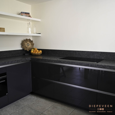 Moderne grijze keuken