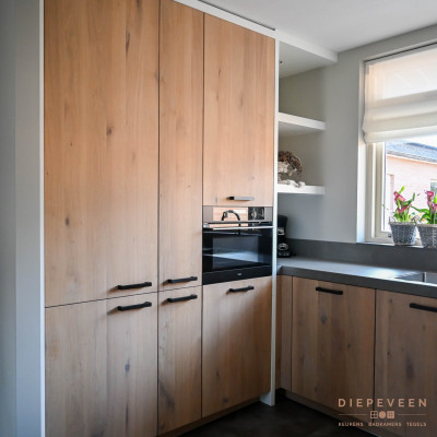 Moderne keuken met hout