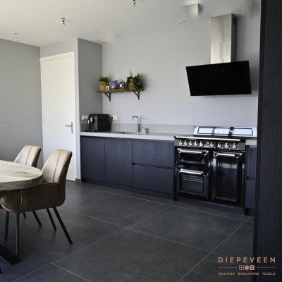 Een ruime inkijk in de keuken doordat de keuken in een hoek is geplaatst is er extra ruimte vrijgekomen