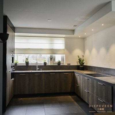 Ruime u vorm keuken met sfeerverlichting