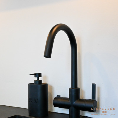 De zwarte matte ronde kraan is uitgevoerd met een extra boiler die zowel kokend water als (onbewerkt) warm water geeft.