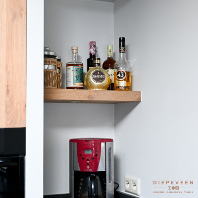 De nissen zijn een gezellige onderbreking in deze keuken