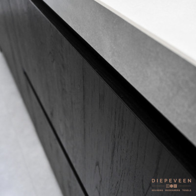 Grijs betonlook keramiek werkblad in combinatie met een zwart houtlook front