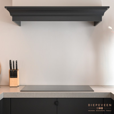 De stijlvolle schouw is uitgevoerd met een hout op kleur gemaakte design lijst