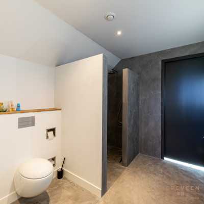 Moderne badkamer met beton en groen