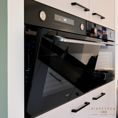 De keuken is voorzien van twee ovens met magnetronfunctie.