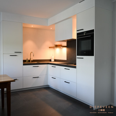 Strakke witte keuken