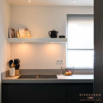 De keuken beschikt over een inductie kookplaat inclusief afzuiging