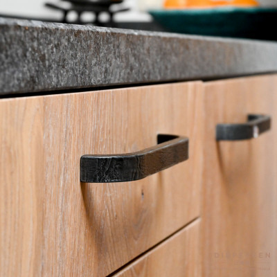 De robuuste landelijke greep sluit zich perfect aan bij het robuuste werkblad