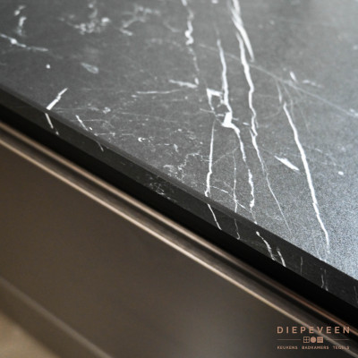 Moderne stijlvolle keuken met eiland