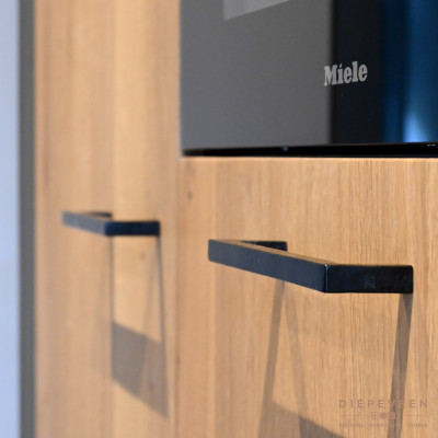 De zwarte elegante grepen sluiten mooi aan bij het zwarte apparatuur