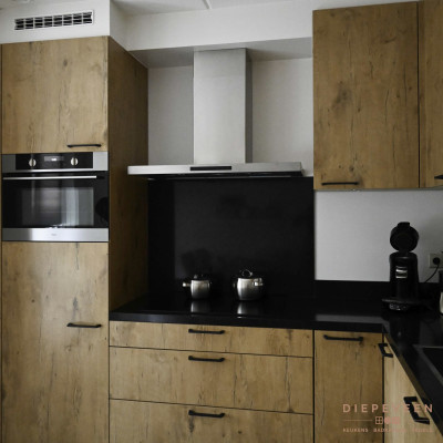 Landelijke keuken met stoere zwarte grepen