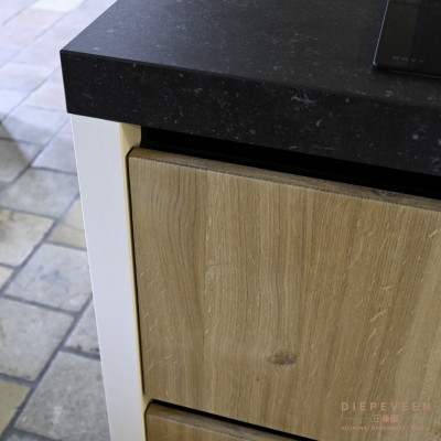 Zwart dekton werkblad in combinatie met een greeploos eiken front