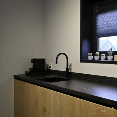 Zwarte matte quooker kraan. Het zwart kleurt mooi bij de eiken fronten