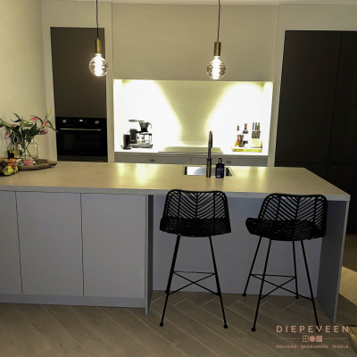 Landelijke moderne keuken met zitelement