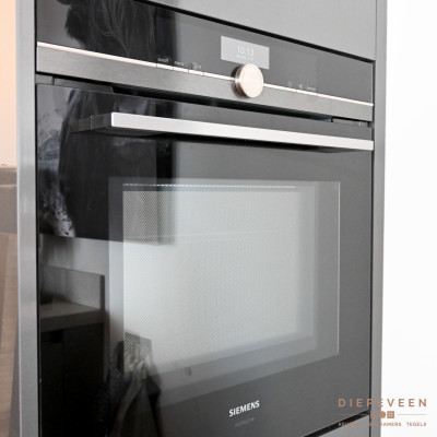 De keuken is voorzien van een multifunctionele oven met magnetronfunctie