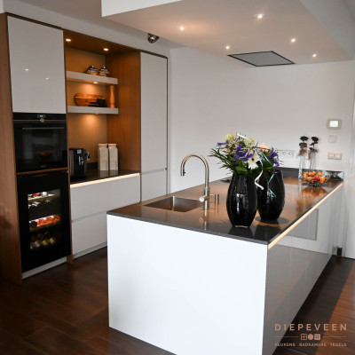 Moderne keuken met kookeiland