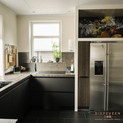 Zwarte tijdloze keuken met een keramiek werkblad