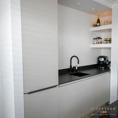 Moderne stijlvolle keuken met eiland