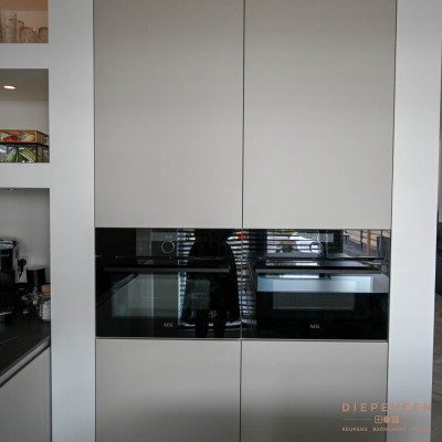 Moderne stijlvolle keuken met eiland