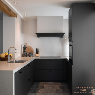 In de keuken is genoeg ruimte om gezellig samen te koken.