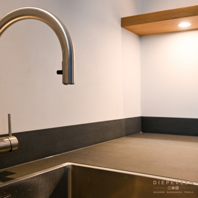 Niet te missen in de keuken is de Quooker. Deze Quooker is uitgevoerd met een perlator zodat je met gemak je wasbak schoonmaakt.