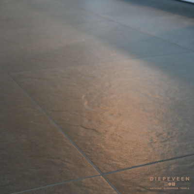 De rustige grijze vloer versterkt de rustige sfeer in de keuken