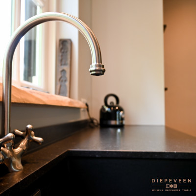 De klassieke kraan heeft een elegante uitstraling