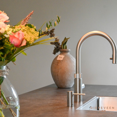 De keuken is voorzien van een Quooker kraan met bijpassend zeeppompje