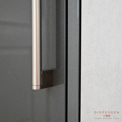 De lange greep combineert prachtig met het grijs en antraciet