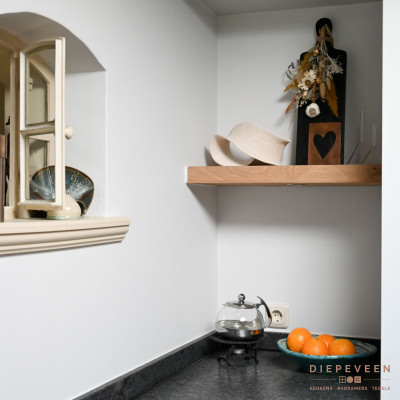 Het huis is een oud landhuis. De ramen van dit oude huis geven een nostalgische tint aan de keuken