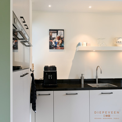 In de hoek van de keuken is er plaats voor het koffiezetapparaat