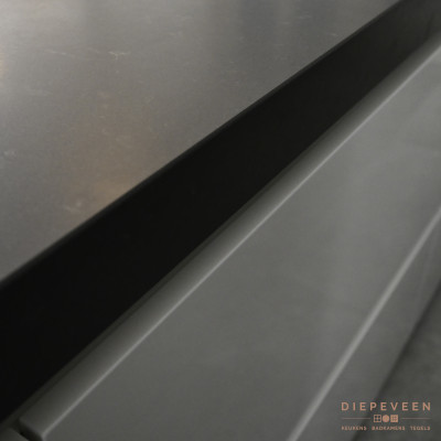 Er is gekozen voor een donker composiet werkblad in combinatie met witte fronten