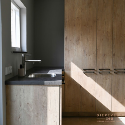 De bijkeuken is in dezelfde stijl als de keuken