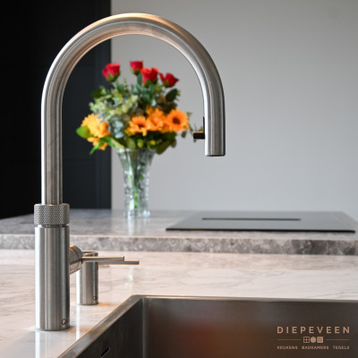 De keuken is voorzien van de luxe van een Quooker kraan