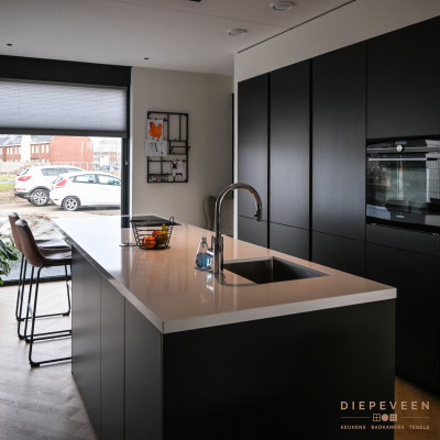 Moderne keuken met zwart