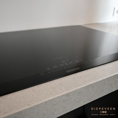 De inductie kookplaat heeft 5 kookzones en een combizone.