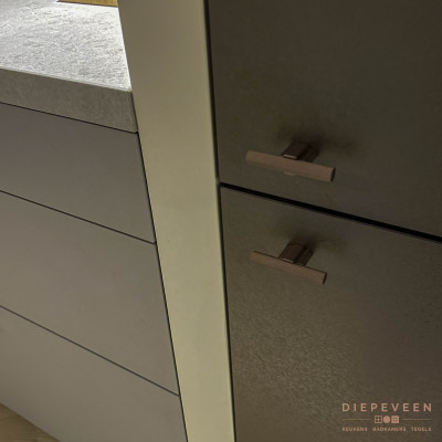 Landelijke moderne keuken met zitelement